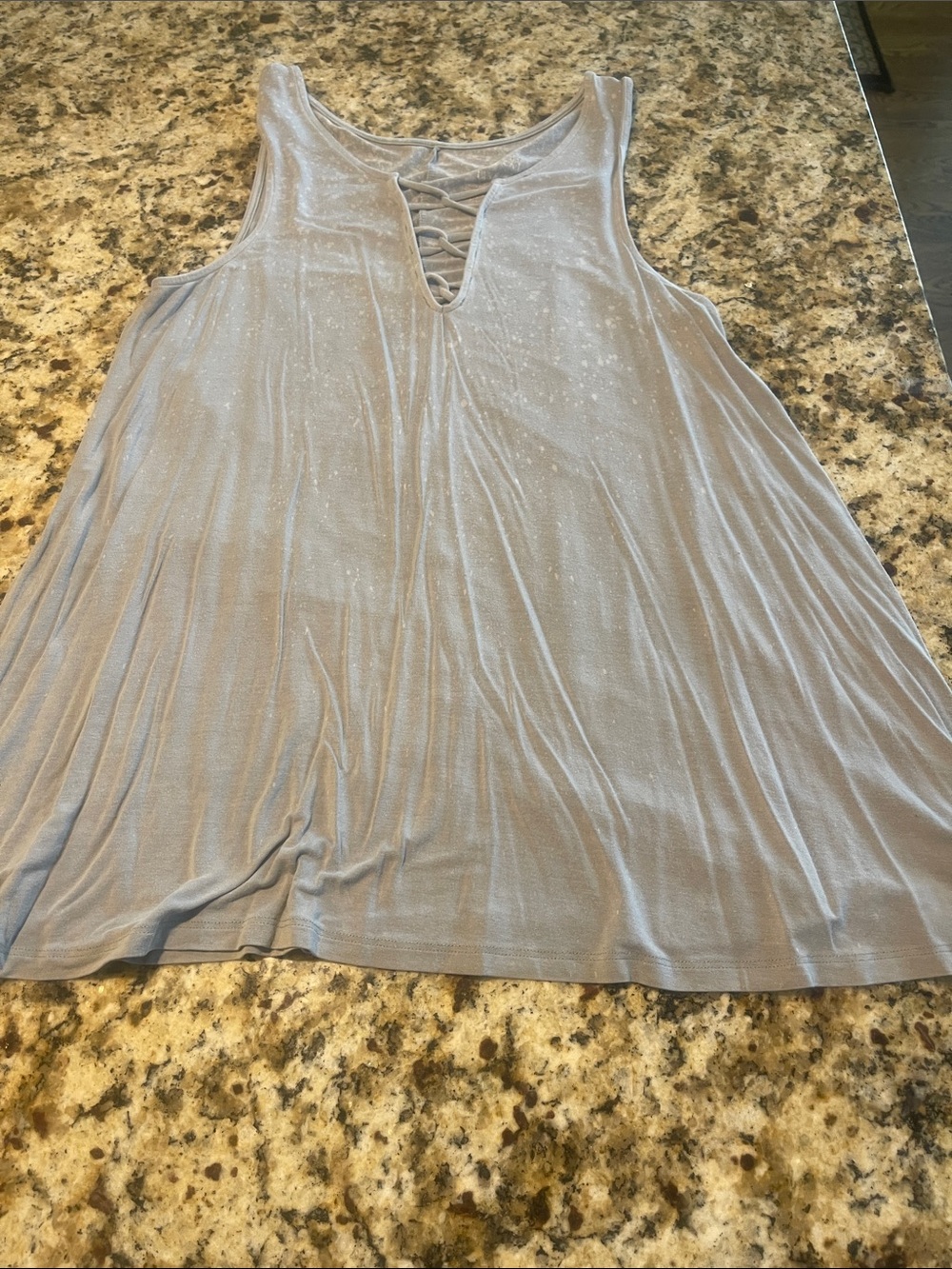 Sleeveless Crisscross Tank Top in Light Gray